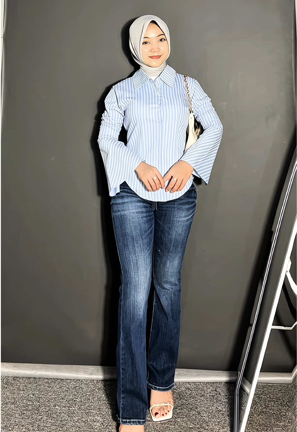 Cosplay mba mba celana cutbray+baju cardinal🫣 #kemejawanita #kemejawispie #cutbrayjeans #flarejeans #ootdhijab #bajucardinal #warpathjeans #kemejafitbody #kemejastripe 