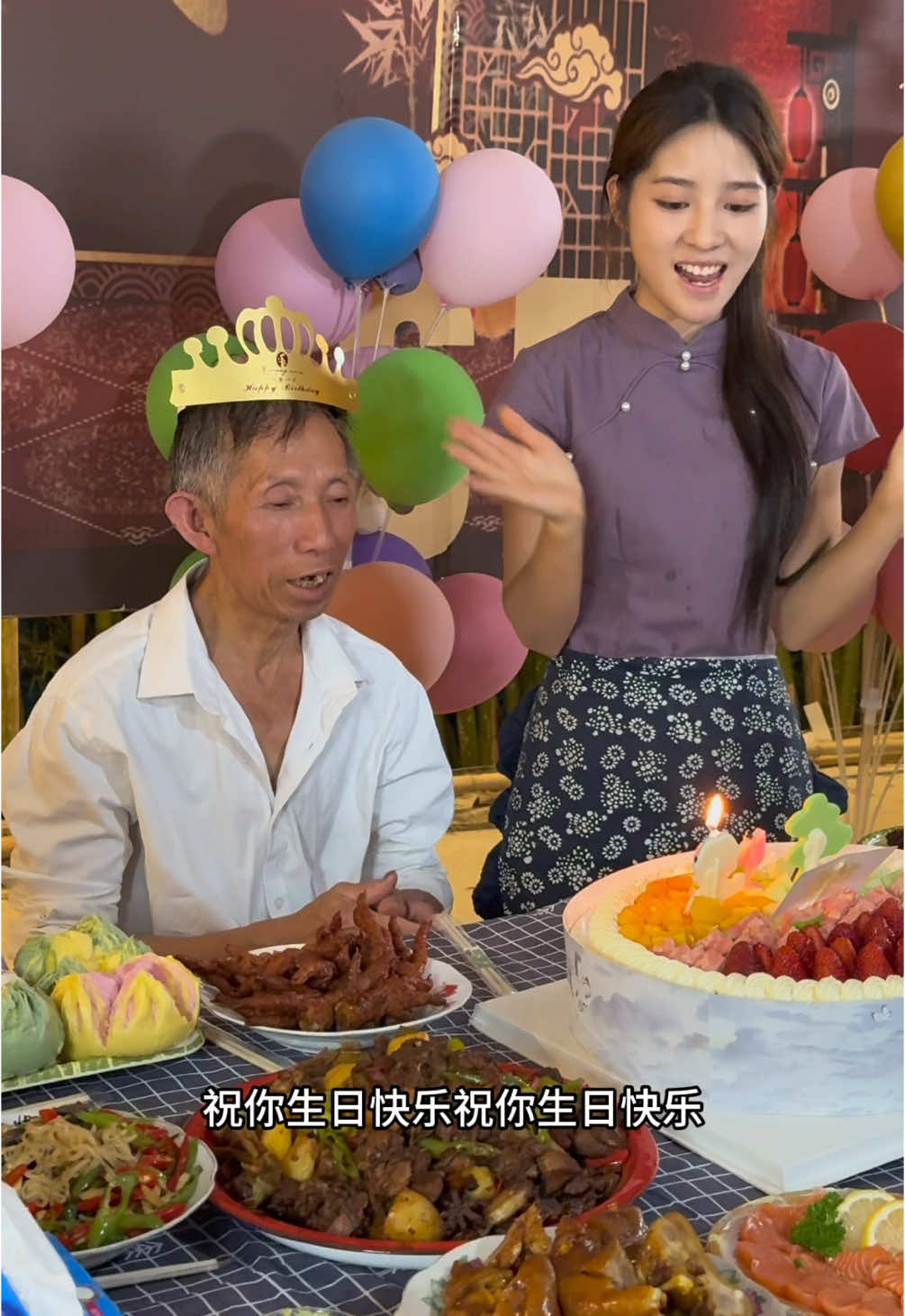 阿梓给老爸过生日 辛苦了大半辈子 当过保安 捡过垃圾 头发白了 背也驼了 但你是我永远的大山 谢谢你 把我养这么大 今天65岁生日 希望你岁岁平安 一直陪着我 #阿梓不可爱 #四川牛一飞 #父女日常 #乡村生活 #chinesegirl #