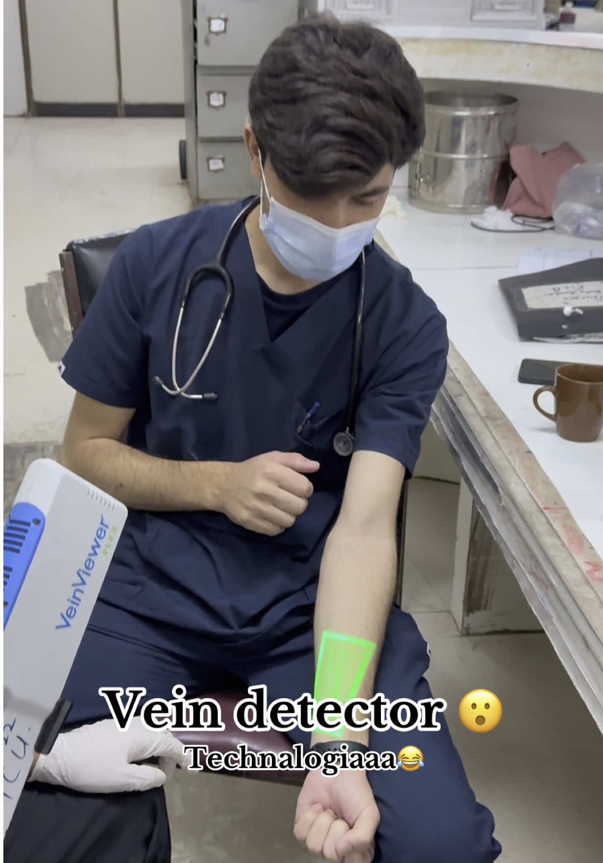 Vein detector for children 😮 #doctor #pimshospital #hospital #children #veins #detectors #tests #cznmarriage #trending #drabbas  #technology #technologie 