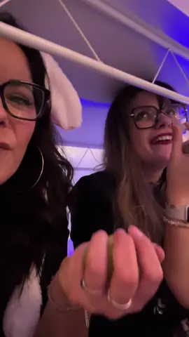 Bon et sinon ça prend effet quand cette fameuse tradition ? J’ai tout envoyé le raison , les pus vêtements rouge j’ai tout envoyé j’attends maintenant 🤣 #pourtoi #12raisins #tradition @LesFolies DeJenny 