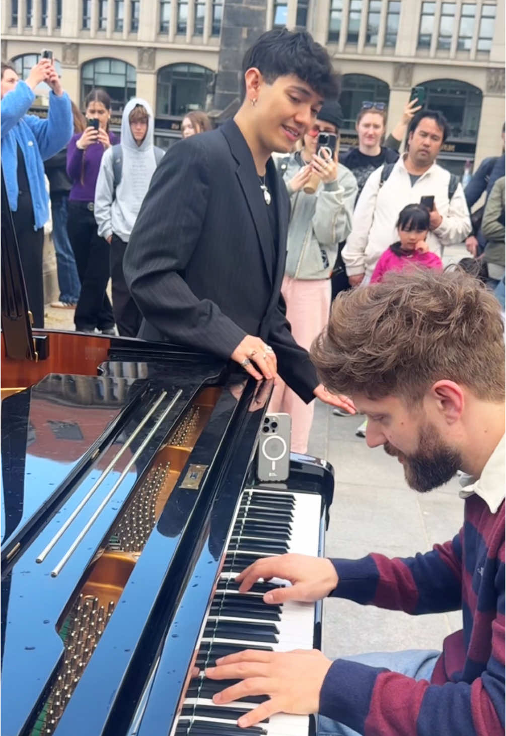 I met the Eurovision Winner @johannesJJpietsch in Berlin 😱😱 #eurovision2025 #eurovisionsongcontest #eurovision #publicpiano #singing #piano 