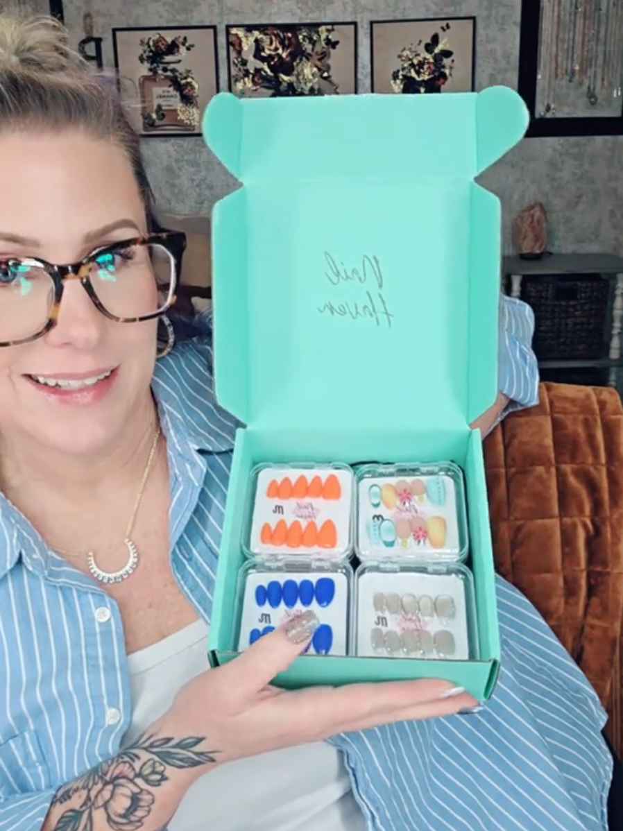 Unbox my new nails! Handmade, Handpainted Acrylic Press ons! #skbfizz #newnails #athomenails #pressonnails #handmadepressonnails #pressonnail #nails 