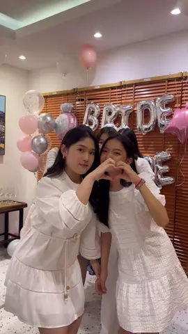 Team bride 👰🏼‍♀️🎀📸 @_s.c.l._  #bridetobe #bridalshower #surprise #party #cambodia #girlies 