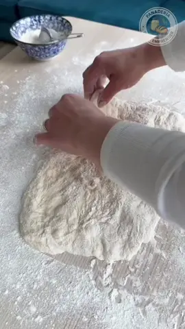 De las manos a la mesa 🍞💪 Mirá cómo se transforma la masa en una baguette dorada, crujiente y llena de alma ✨🥖 👉 Unite a la comunidad desde el link en mi perfil #Baguette #MasaMadre #PanArtesanal #Amasado #PanCasero #HechoEnCasa #FermentaciónNatural #TikTokPanadero 🥖🔥💛