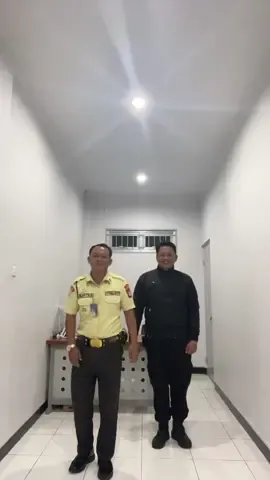 Pelemasan otot kaki habis seharian pelayanan 😅@Budi 🔤 #satpamindonesia #satpam #fypp#tetapsemangat #kontenhiburan #satpamviral 