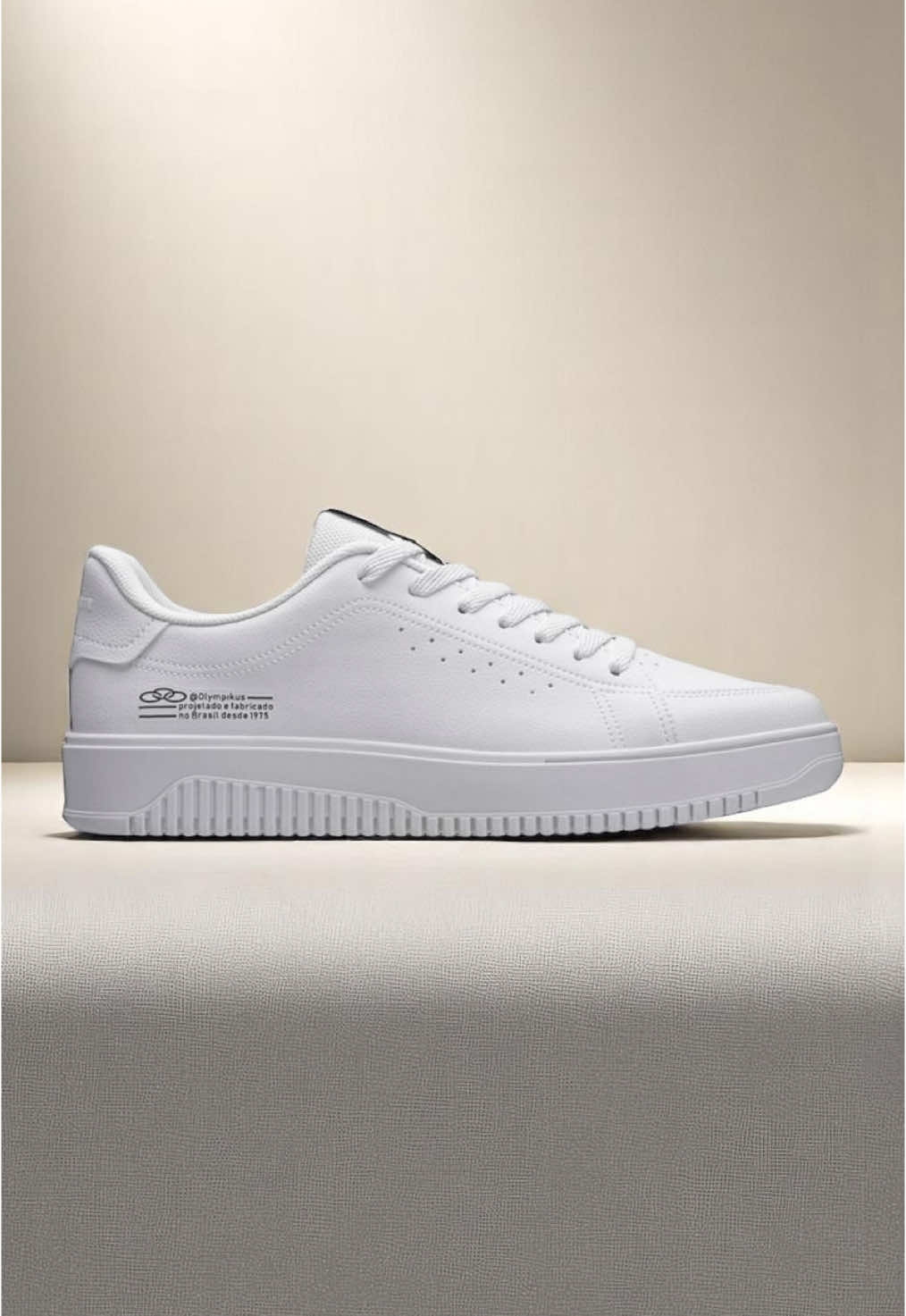 R$199,90 no casual mais pedido do momento! Simples, versátil e pronto pra tudo. Olympikus Eros — um clássico que nunca sai de cena! #TudoDeBomCalçados #Olympikus #EstiloCasual #TênisBranco #LookVersátil #PromoçõesExclusivas #ModaConforto #DescontosImperdíveis