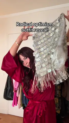 Shiny AND loud!  #dualipa #radicaloptimism #concertoutfit #gettingready #radicaloptimismtour #paris #radicaloptimismparis #outfit #OOTD #liveshow #sequinskirt #sequins #silver 