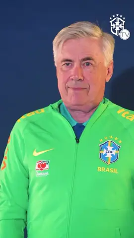 SERÁ QUE CAIU BEM? 🔥🇧🇷 Ancelotti vestiu a camisa do Brasil pela primeira vez. 📷 CBF TV #brasil #carloancelotti #ancelotti #selecao #seleçãobrasileira #futebol #realmadrid