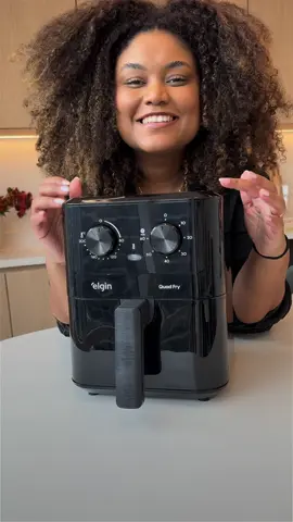 Air Fryer Quad Fry 4,2L: design moderno com cuba quadrada, perfeita para assar melhor os alimentos, e alta potência de 1.400W que garante rapidez no preparo das refeições. Com revestimento antiaderente Black Resist, grelha removível e proteção contra superaquecimento, você cozinha com mais saúde e segurança. E o melhor: atende perfeitamente uma família de até 4 pessoas! 🛡️ Garantia expressa de 1 ano. 🔥 Oferta com 26% OFF — aproveite ainda hoje! #Elgin #eletroportáteis #airfryerelgin #fritadeirasemoleo #industriabrasileira #cozinha #OfertaImperdivel