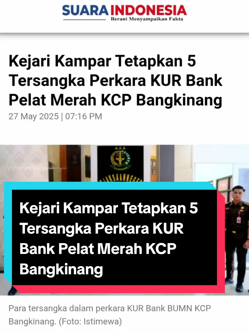 SUARA INDONESIA, KAMPAR – Kejaksaan Negeri (Kejari) Kampar resmi menetapkan lima tersangka dalam kasus dugaan korupsi dana Kredit Usaha Rakyat (KUR) pada Bank BUMN Kantor Cabang Pembantu (KCP) Bangkinang, periode 2021 dan 2023. Kelima tersangka ini adalah pimpinan bank pelat merah di Bangkinang periode 2021-2024 berinial (AH), penyelia pemasaran periode 2017-2023 berinisial UB, serta analis kredit standar 2021-2023 berinisial APMD. Selanjutnya, analis kredit standar sejak Maret 2020-2024 berinisial SA, dan asisten analis kredit standar sejak Maret 2021-Agustus 2024 berinisial FP. Kepala Kejari Kampar, Sapta Putra melalui Kasi Intel Kejari Kampar, Jackson Apriyanto, membenarkan perihal tersebut. Dia mengatakan, penetapan tersangka dilakukan pada hari ini. “Benar, hari ini kita tetapkan lima tersangka,” ujarnya didampingi Kasi Pidsus, Marthalius, Selasa (27/5/2025). Sebelum penetapan tersangka ini, Jackson mengatakan, pihaknya telah melakukan ekspos dengan pihak Kejati Riau. Ekspos dilakukan pada minggu lalu. “Disimpulkan bahwa setelah ditelaah ditemukan dua alat bukti yang cukup dan adanya kerugian negara,” paparnya. Jackson mengemukakan, pihaknya juga telah melakukan penghitungan kerugian negara dalam perkara ini. “Dari estimasi kami total kerugian negara sekitar Rp 60 miliar,” ucapnya. Pantauan Suaraindonesia.co.id, para tersangka digiring oleh ke mobil tahanan. Mereka diantar menggunakan mobil tahanan di Lapas Bangkinang. “Ditahan selama 20 hari ke depan,” ucapnya. Sebelumnya, Kejari Kampar telah melakukan serangkaian penyelidikan dan penyidikan dalam kasus yang menjadi perhatian publik tersebut. Pihak Kejaksaan pun juga telah melakukan serangkaian pemeriksaan yang cukup panjang untuk mendalami siapa terlibat dalam kasus ini. Lebih dari puluhan saksi diperiksa secara bertahap. Tim penyidik Kejari Kampar diketahui juga telah menggali seluruh keterangan dari saksi guna mendalami kasus ini lebih lanjut. Selain itu, Kejari Kampar juga telah melakukan koordinasi dengan Badan Pengawasan Keuangan dan Pembangunan (BPKP). Koordinasi itu diketahui mengenai jumlah kerugian negara dalam perkara ini. #Pekara KUR Bank Plat Merah KCP Bangkinang #Bank BNI Cabang Bangkinang #Tersangka KUR BNI Cabang Bangkinang #Kejari Kampar #Kejaksaan Negeri Kampar #Kejagung