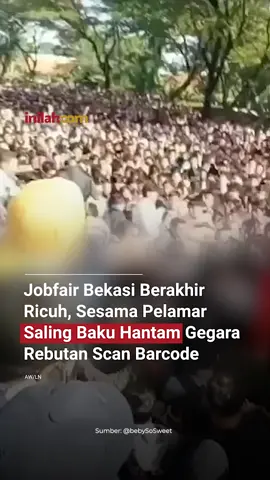 Job Fair Bekasi yang digelar Pemerintah Kabupaten (Pemkab) Bekasi di Gedung Convention Center Presiden University, Jababeka, Cikarang Utara, Selasa (27/5/2025), berakhir ricuh. Ribuan pencari kerja memadati lokasi acara, namun sistem registrasi yang mengharuskan pelamar untuk melakukan scan barcode secara mandiri menimbulkan masalah. Antrean panjang dan ketidakteraturan menyebabkan ketegangan di antara para pelamar. Beberapa pelamar yang tidak sabar mencoba untuk maju ke depan, memicu keributan. Situasi semakin memanas ketika beberapa individu saling dorong dan bahkan terlibat baku hantam. Petugas keamanan berusaha menenangkan massa, namun kericuhan tetap tidak dapat dihindari. #inilahNews #JobfairBekasi #BekasiPastiKerja  #Inilahcom #titiktengah #titikcerah