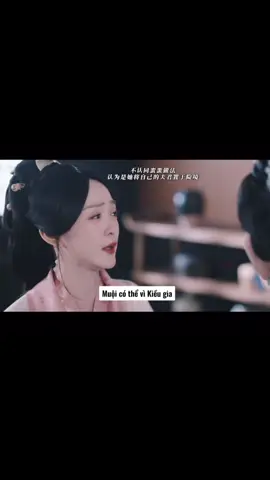 Nhưng mà, nơi bị bao vây còn có chính nhà của chị nữa mà, Đại Kiều… Ngụy Thiệu thì nợ nhà họ Kiều cái gì chứ? Ngụy Thiệu xuất binh là vì Yên Châu, tỷ lệ thắng rất thấp, vậy mà anh ấy vẫn đi.😭Tiểu Kiều biết rõ mình có lỗi với Ngụy Thiệu. Dù mọi chuyện tan vỡ, em vẫn cố gắng gồng mình để bù đắp, vì em luôn tin: mình làm vậy là để bảo vệ Kiều gia, để giữ Yên Châu. Nhưng bây giờ, chính Đại Kiều người chị mà em tin tưởng nhất lại nói thẳng: “Chị không giống em, chị không thể đẩy chồng mình vào tình cảnh đó.” Khoảnh khắc đó như xé toang lớp phòng thủ cuối cùng của Man Man. Tất cả những lý do em tự dựng lên để chống đỡ, để giữ vững lòng mình… giờ sụp đổ. Man Man bắt đầu tự hỏi: mình làm vậy rốt cuộc là đúng hay sai?#khomlung #chietyeu #luuvuninh #tongtonhi #CapCut 