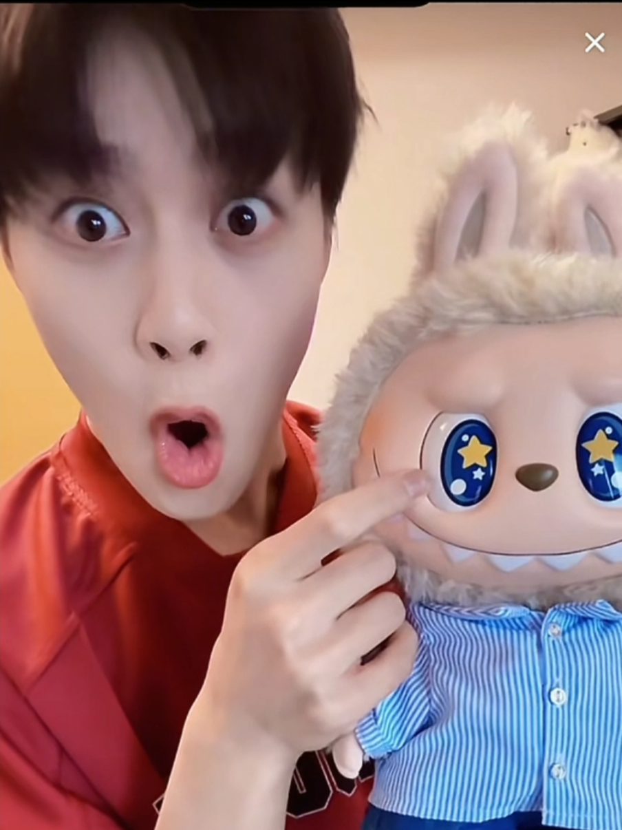 인형보다 커춘표정이더귀여워😍 #柯淳 #赵柯淳 #kechun柯淳 #kechun #zhaokechun #zhaokechun赵柯淳 #douyin #aktorchina #fyp #커춘 #자오커춘 #중국배우 #중국드라마 #숏폼 #chinesedrama #นักแสดงชาวจีน #ละครจีน  #khathuần柯淳  #중국숏폼드라마 #예쁜남자  #lophocsieuvietvohan #dienvientrungquoc #viraltiktok #viral  #fypage #thinhhanh #xuhuong #khathuan #khathuan柯淳  #showthucte #soaica #haihuoc #foryou 