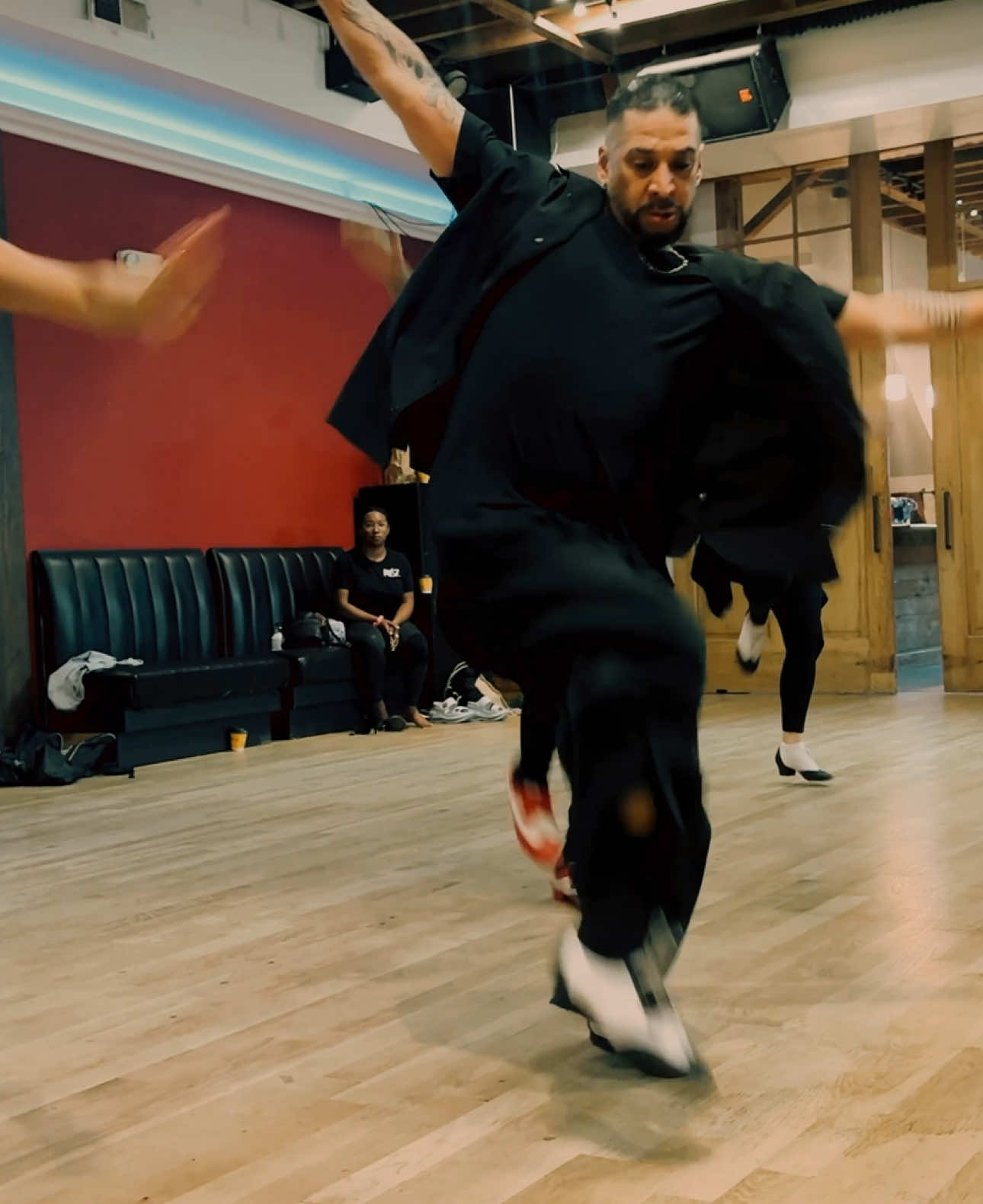 🎉Day 2 at Renésanz’s Con Clave Weekender! Mambo style footwork with some fun traveling turns. The class went in! #salsanewyorkstyle #mambo #salsa #conclavedance #dancer 