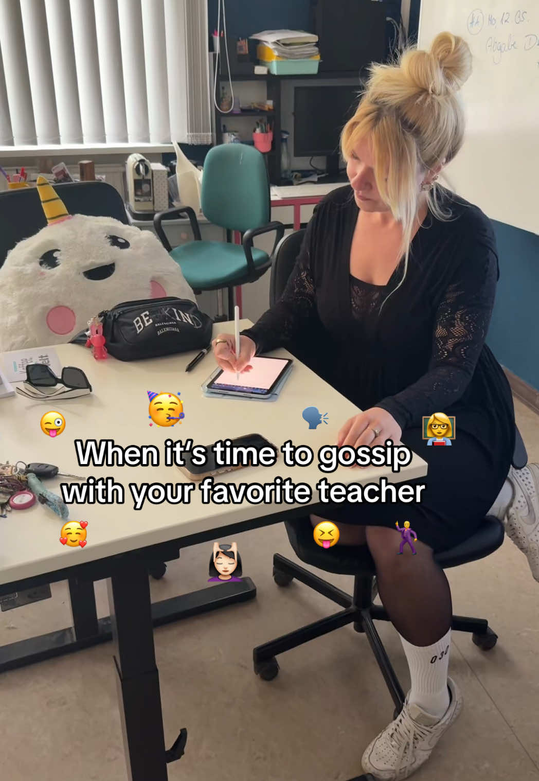 She knows everything 🤭🫣#favoriteteacher #school #lehrerin #gossip #girlshood #fouryou #viral #fypシ゚ 