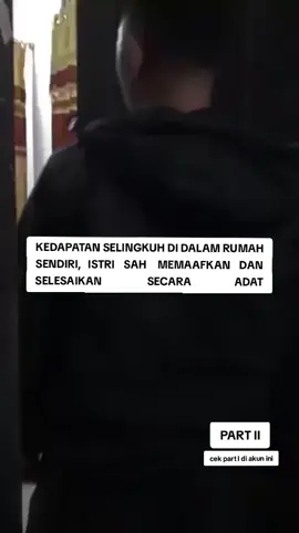Kedapatan selingkuh dalam rumah sendiri dengan modus meminjam gelas saat istri Sah keluar,  akhirnya berdamai dan selesaikan dengan adat (Pemberian kain dan cium hidung) dan memberikan pesan untuk tidak mengulangi lagi.   BANTU TRANSLATE DO GUYS.  KATA KATANYA.  AKAN DI SEMATKAN..  Untuk di ketahui, Vedeo perselingkuhan kami ada up di akun ini.   Silahkan berikan tanggapanmu.   follow kami. Untuk cek informasi lainnya @viralkupang.ntt  @viralkupangntt  @viral.kupang.ntt  #selingkuh #kasusselingkuhviral #selingkuhviralntt #nttviral #nttupdate #nttupdate #kupangntt #kupangntt #kupangntt #kupang #kupang #kupang #kupang #kupang #kupangntt #nttupdate #nttupdate 