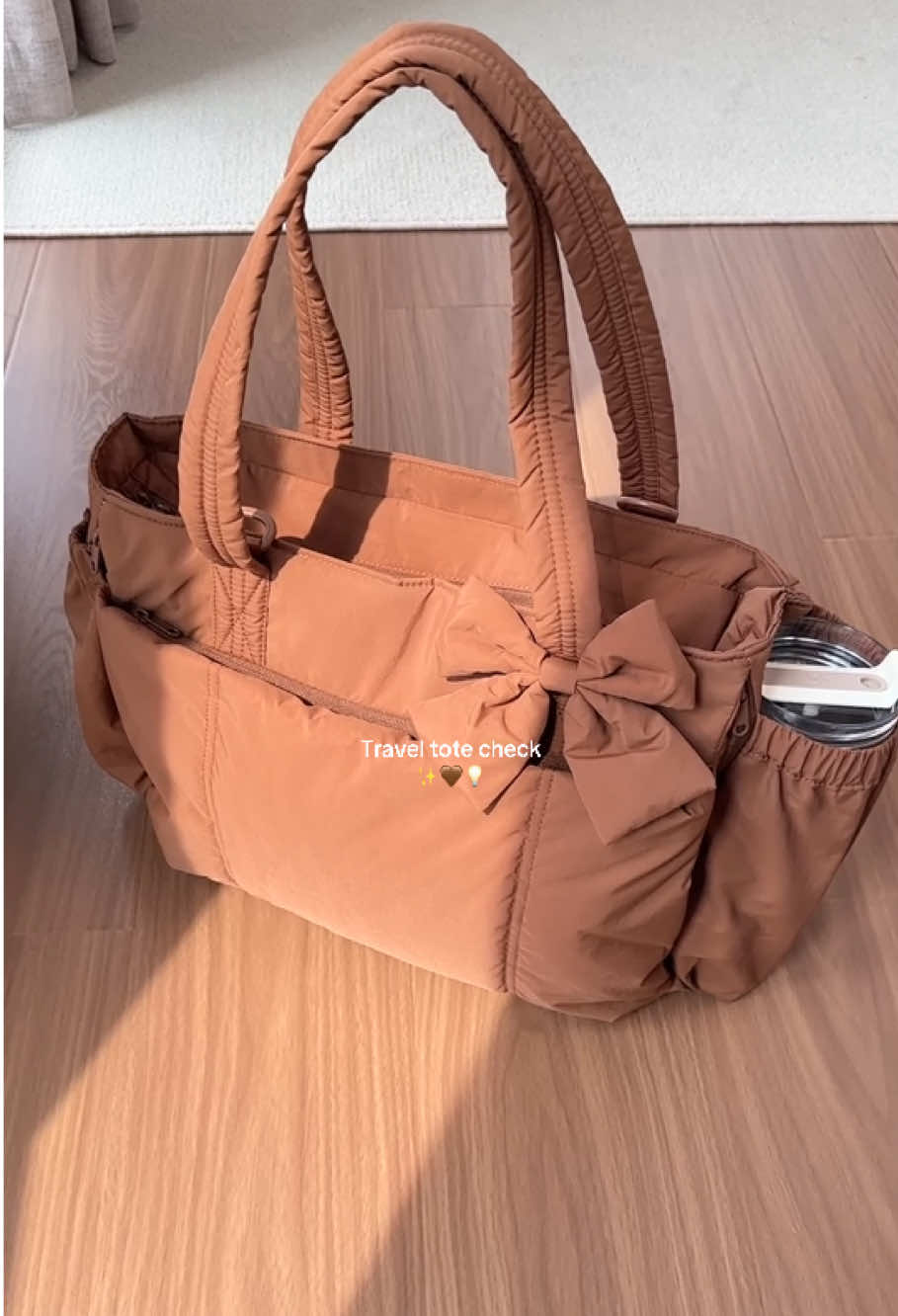 What’s in my travel tote✨🤎💡#bagsmart #travelbag #totebag #workbag #cupholder #outdoorfun 