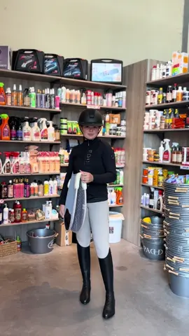 ⚡️Look du jour : collection Equitheme⚡️ ⭐️ Pantalon Queen JTM taupe  ⭐️ Veste Charlène JTM  ⭐️ Casque Samshield Miss 2.0 Flswr noir  ⭐️ Bottes Noir nouvelle collection SergioGrasso  ⭐️ Tapis Dinard bleu ciel (existe 6 coloris différents) Venez retrouver tous ces articles en magasin et pleins d’autres…😜