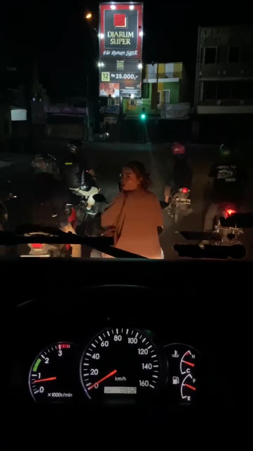 Mugo ra lewat berandane mbak e ndak di pisuhi yaallah 🤲 #fyp #solo24jam #trukmaniaindonesia 