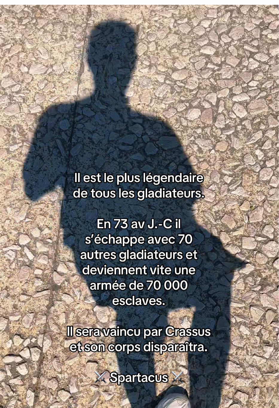 (Vidéo non en rapport avec l’histoire du gladiateur ) Spartacus était un homme né esclave, mais forgé pour la liberté. Originaire de Thrace, une région sauvage des Balkans, il fut capturé par les Romains et envoyé à l’école de gladiateurs de Capoue. Là, il apprit à se battre non pour sa vie, mais pour le plaisir du public. Jour après jour, il affrontait la mort dans l’arène, réduit à un simple instrument de spectacle. Mais Spartacus n’était pas qu’un guerrier. C’était un homme libre dans l’âme. En 73 av. J.-C., avec une poignée de compagnons, il s’échappa, armé seulement de courage et de quelques couteaux volés. De cette fuite naquit une révolte — un cri de guerre contre un empire fondé sur l’esclavage. Sous sa bannière, des milliers d’hommes, de femmes et d’enfants enchaînés reprirent espoir. Il ne s’agissait plus seulement de survivre, mais de vivre en hommes libres. Spartacus mena son armée à travers l’Italie, vainquant les légions romaines avec une ruse et une audace extraordinaires. Pendant deux ans, Rome trembla. Mais même les légendes ont une fin. En 71 av. J.-C., trahi par le destin, Spartacus tomba au combat. Son corps ne fut jamais retrouvé, comme s’il appartenait déjà au mythe. Ses compagnons furent crucifiés le long de la Via Appia, mais son nom, lui, ne fut jamais effacé. Spartacus n’était pas seulement un gladiateur. Il était un symbole : celui de la révolte contre l’injustice, de la dignité contre l’esclavage, de la liberté face à l’empire. #nimes #arenedenimes #spartacus #gladiateur #gladiateurs 