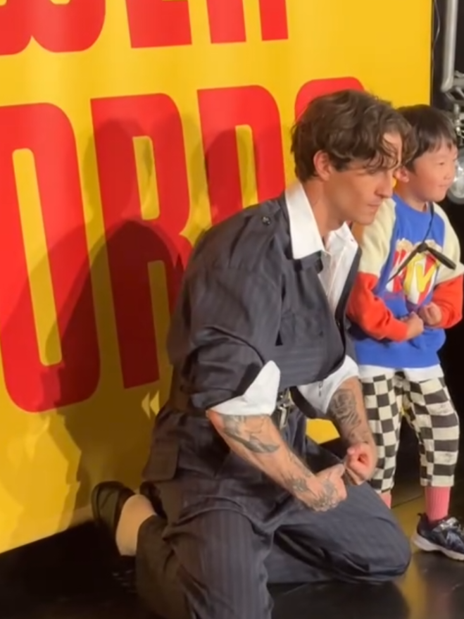 Damiano with a little fan in Tokyo 😍 #damianodavid #maneskin #perte 