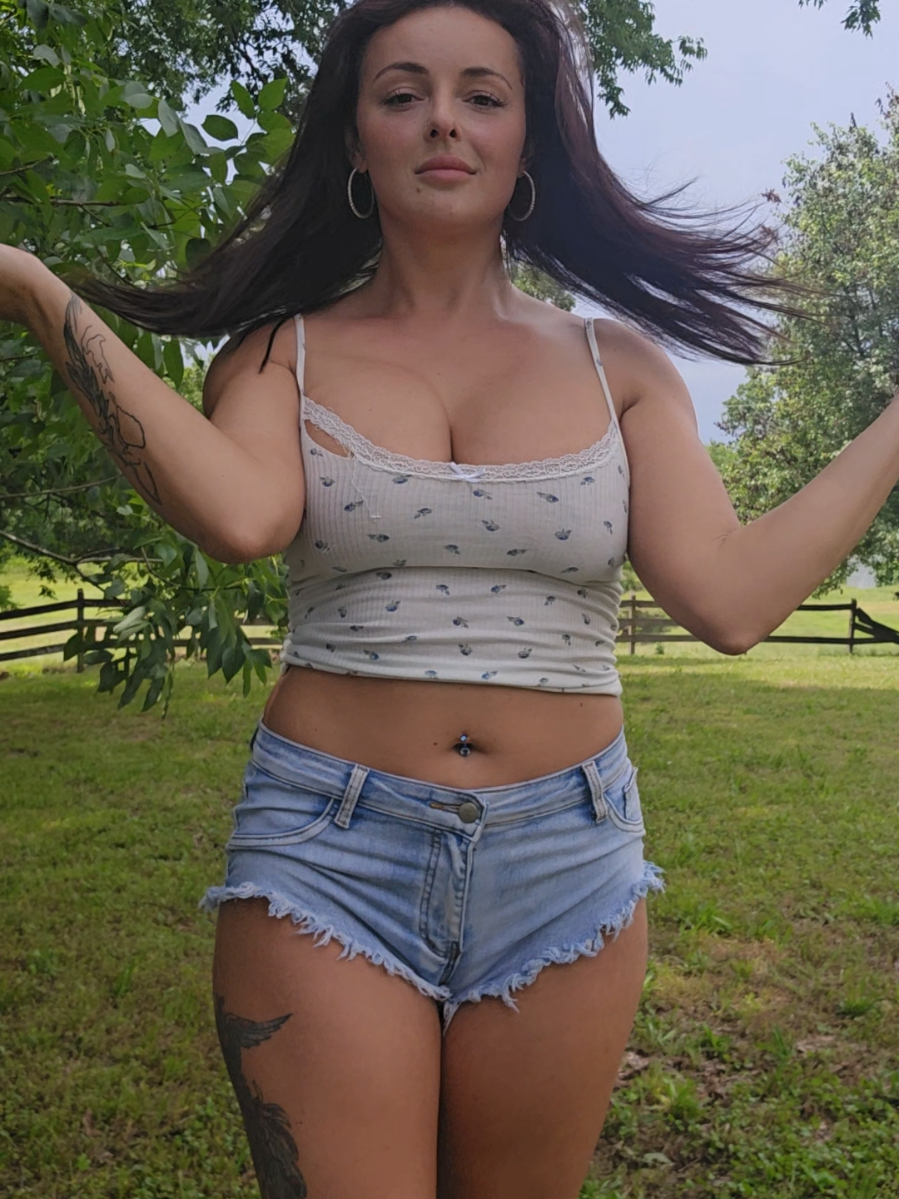 How many times did you re-watch before you realized 😳 😏👀  #CountryBabe #SingleCowgirl #SouthernSass #CountryCrush #Over35Men #CountryRomance #TikTokTease #SouthernSingle #WildSide #CountryLover #CountryKing #RoughHandsSoftHeart #TikTokCharm #flirtytiktok 