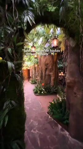 Todavía no nos creemos que este sitio sea real ✨ Este #restaurante en el centro de #Zaragoza puede hacerte dudar de si los cuentos de hadas son reales 🌿 Se llama Voltereta Nueva Zelanda y está en la Calle de La Salle 4 📍 Es un restaurante experiencial inspirado en un bosque encantado, ideal si buscas dónde comer o cenar en Zaragoza y vivir un plan diferente. Guarda este vídeo y etiqueta a la persona con la que vendrías a descubrir este restaurante mágico en Zaragoza 🤭 #dondecomerenzaragoza #restauranteZaragoza 