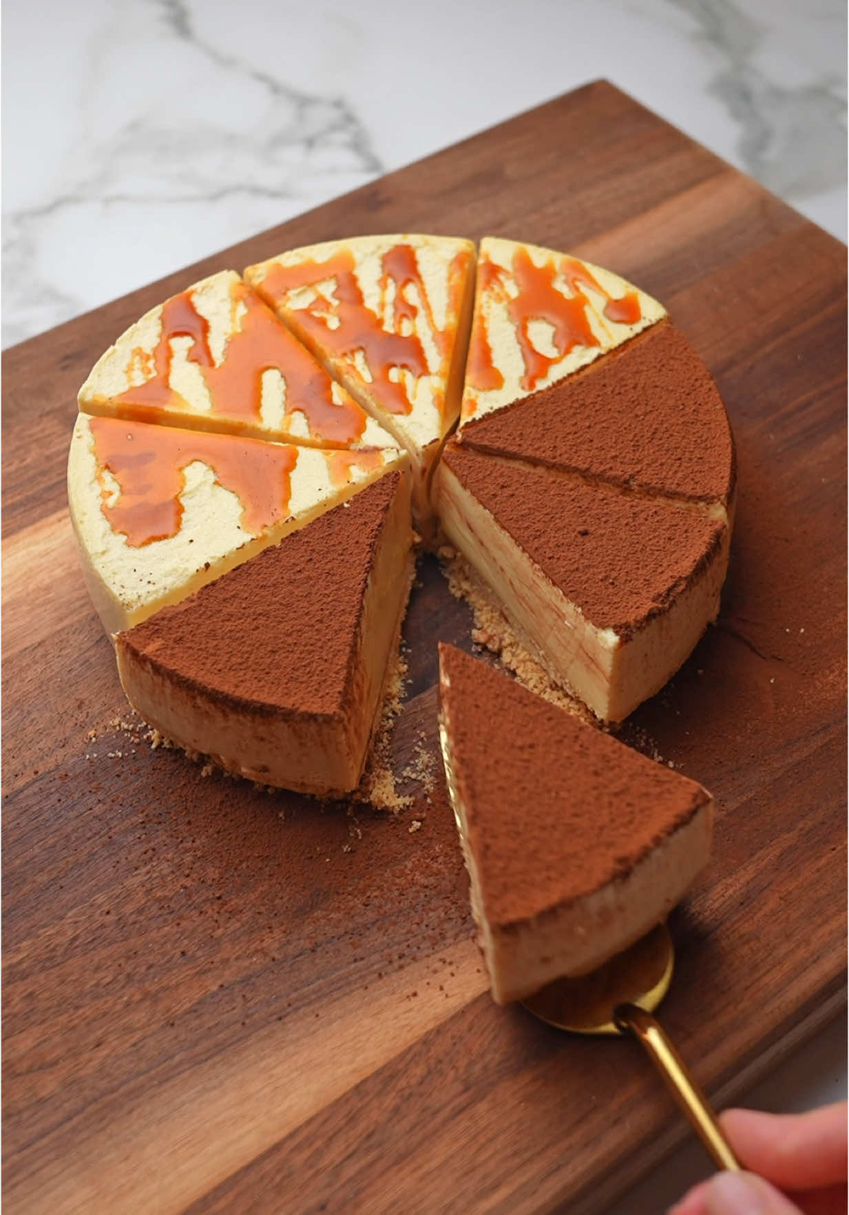 كيكه الشمواه الفرنسيه French Chamois Cake Fransız Süet Keki ٢٠٠–٣٠٠ جرام من البسكويت 	•	١٢٠ جرام من الزبدة المذابة 	•	٢ ملعقة كبيرة ماء 	•	١ لتر حليب (٤ أكواب) 	•	٤ ملاعق كبيرة حليب بودرة 	•	٢ باكيت كريم كراميل 	•	رشة كاكاو بودرة 200–300 grams of biscuits 	•	120 grams of melted butter 	•	2 tablespoons of water 	•	1 liter of milk (4 cups) 	•	4 tablespoons of powdered milk 	•	2 packets of crème caramel 	•	A pinch of cocoa powder 200–300 gram bisküvi 	•	120 gram eritilmiş tereyağı 	•	2 yemek kaşığı su 	•	1 litre süt (4 su bardağı) 	•	4 yemek kaşığı süt tozu 	•	2 paket krem karamel 	•	Bir tutam kakao tozu #كيكه_الشمواه_الفرنسيه #tiktokcookbook #tiktokviral #coldcake #creamcaramel  #ناديه_السيد #nadiaelsayed #حلويات_بارده #cold_desert #cake🍰