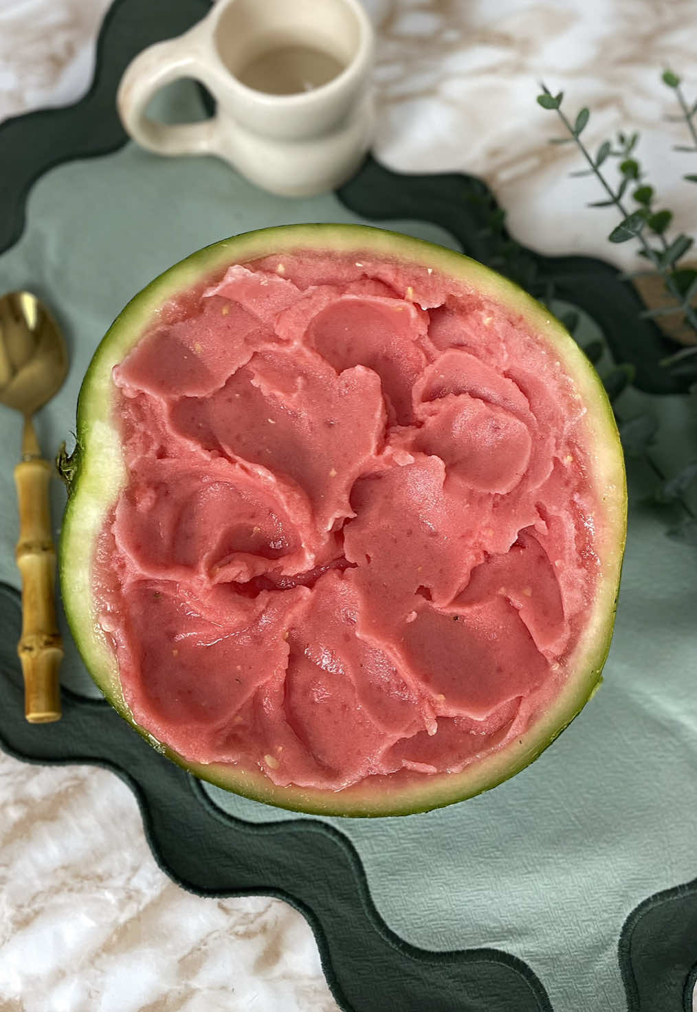 GELADO DE MELANCIA 🍉  (com apenas 2 ingredientes)  Este gelado é super fácil de fazer e muito delicioso!!! É super fresquinho agora para o verão, por isso se quiseres experimentar segue esta receita ❤️💚🖤 . . . #melancia #gelado #leitecondensado #geladodemelancia 