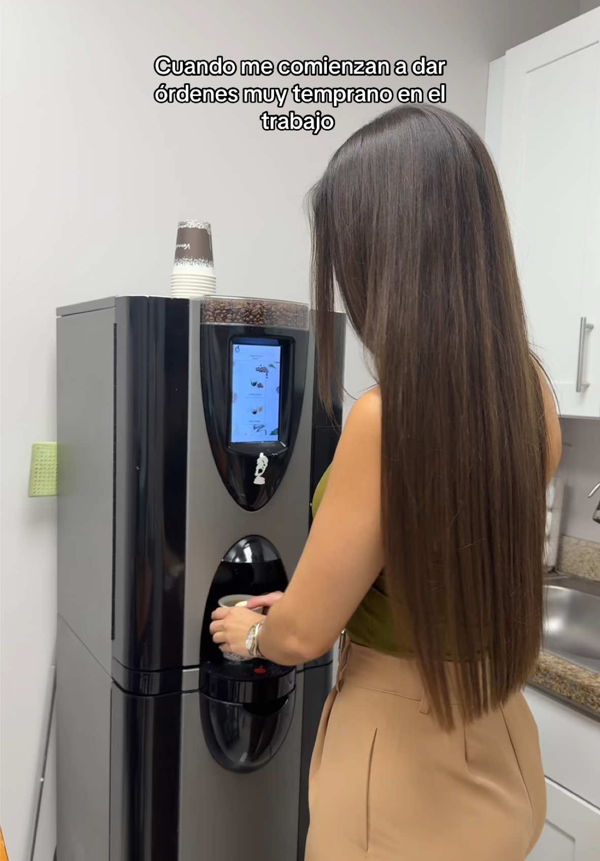 Apenas me estoy sirviendo el café 🤨😂 te recuerdo que trabajo con @injuryhubofficial y puedo ayudarte a conectarte con abogados que te ayudarán a hacer valer tus derechos si fuiste victima de un accidente de auto en USA #accident #caraccident #usaaccident 