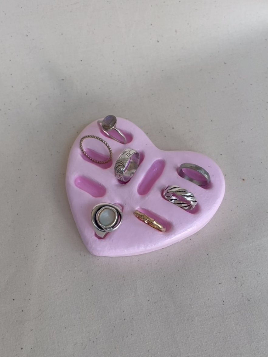 Now THIS, is super simple to do and so satisfying to carve out the indents for your rings to go in. Raise your hand if you'll be crafting this 🙋🏼‍♀️  #airdryclay #pottery #diycrafts #craftideas #giftideas #diygifts #clayinspo #satisfying #easycrafts #weekendactivities