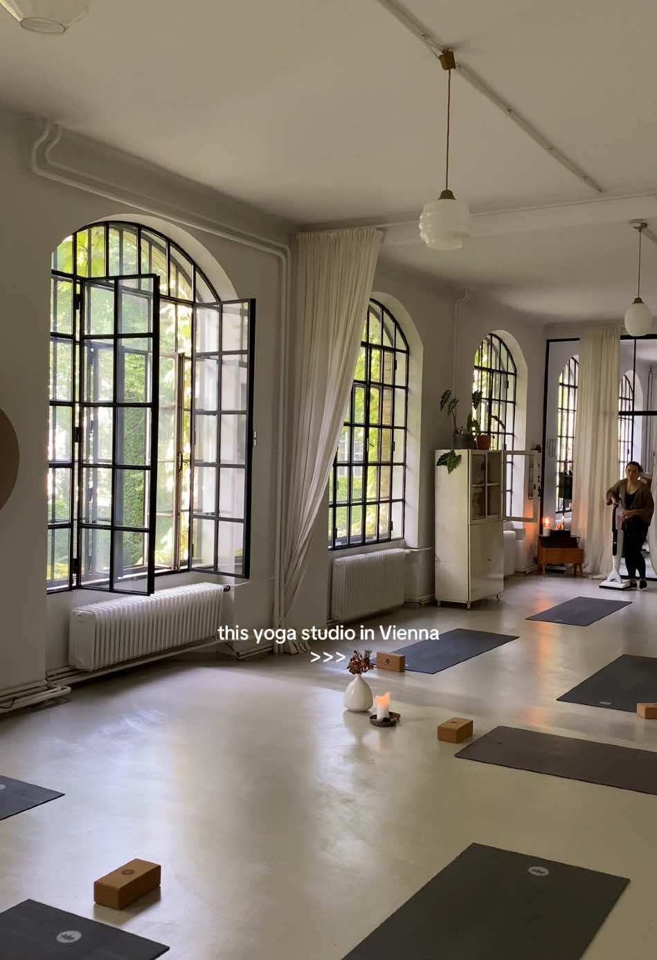 staying active is way easier when the studios are THAT pretty #yogagirl #yogastudio #vienna #myclubs #exercise #consistently @myClubs 