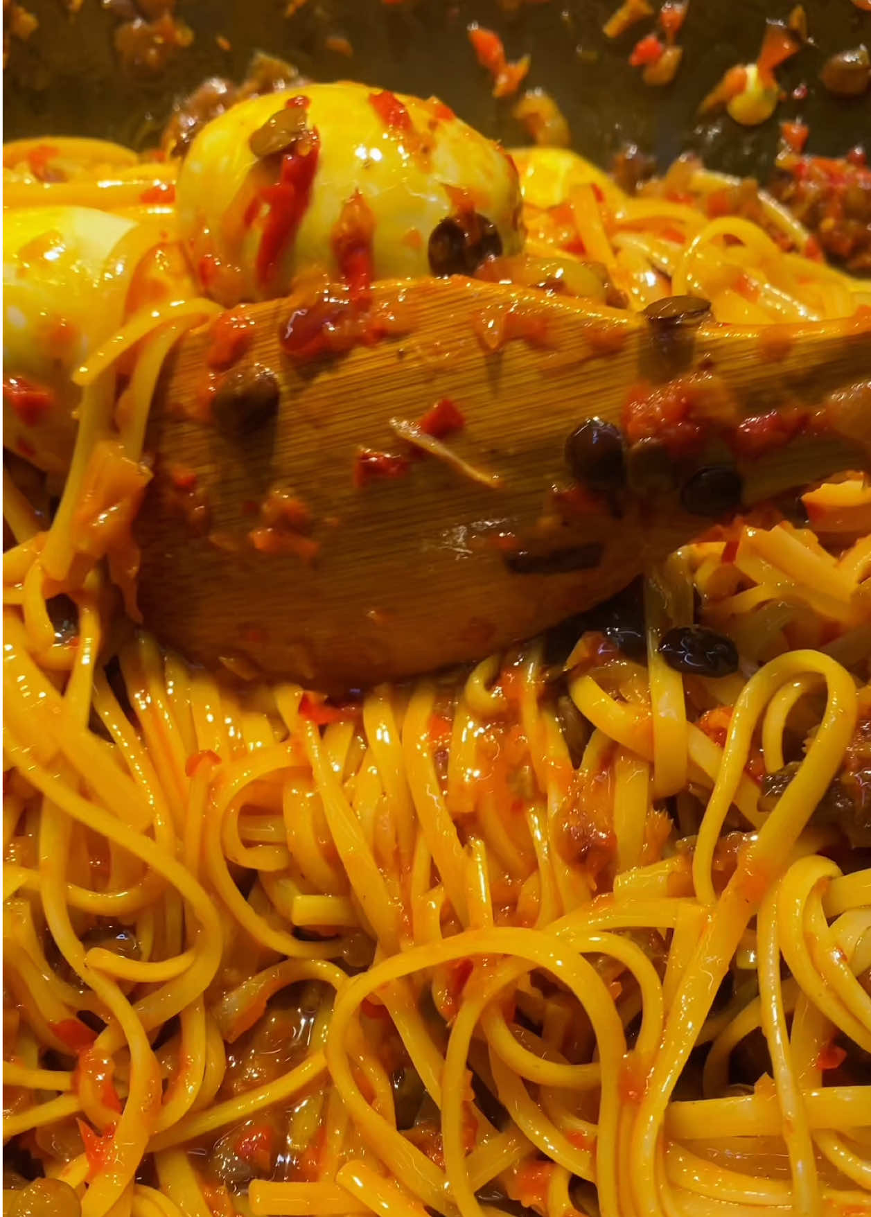 Good evening! Have you seen my native asun linguine pasta recipe? PS: Tag me when you recreate and post it, or slide into my DMs to gbe mi debe! 😉 🚨Registration for my online content creation class is still ongoing! DM me ‘register’ to secure your spot. Registration ends on June 2nd. You don’t want to miss this! #eatwithme #nigerianfood #foodies #fyp #FoodLover #chef #naijafood #jeunpelumi #cookwithme #culinary #naijafood #linguine #pasta #reels #foodideas #tolujayyy 