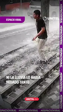 Llovía, pero el mojazón que provocó el paso del vehículo se sintió más. El curioso momento fue captado por una cámara de seguridad. #Viral #LoMásViral #BoliviaSeDivierte #Unitel