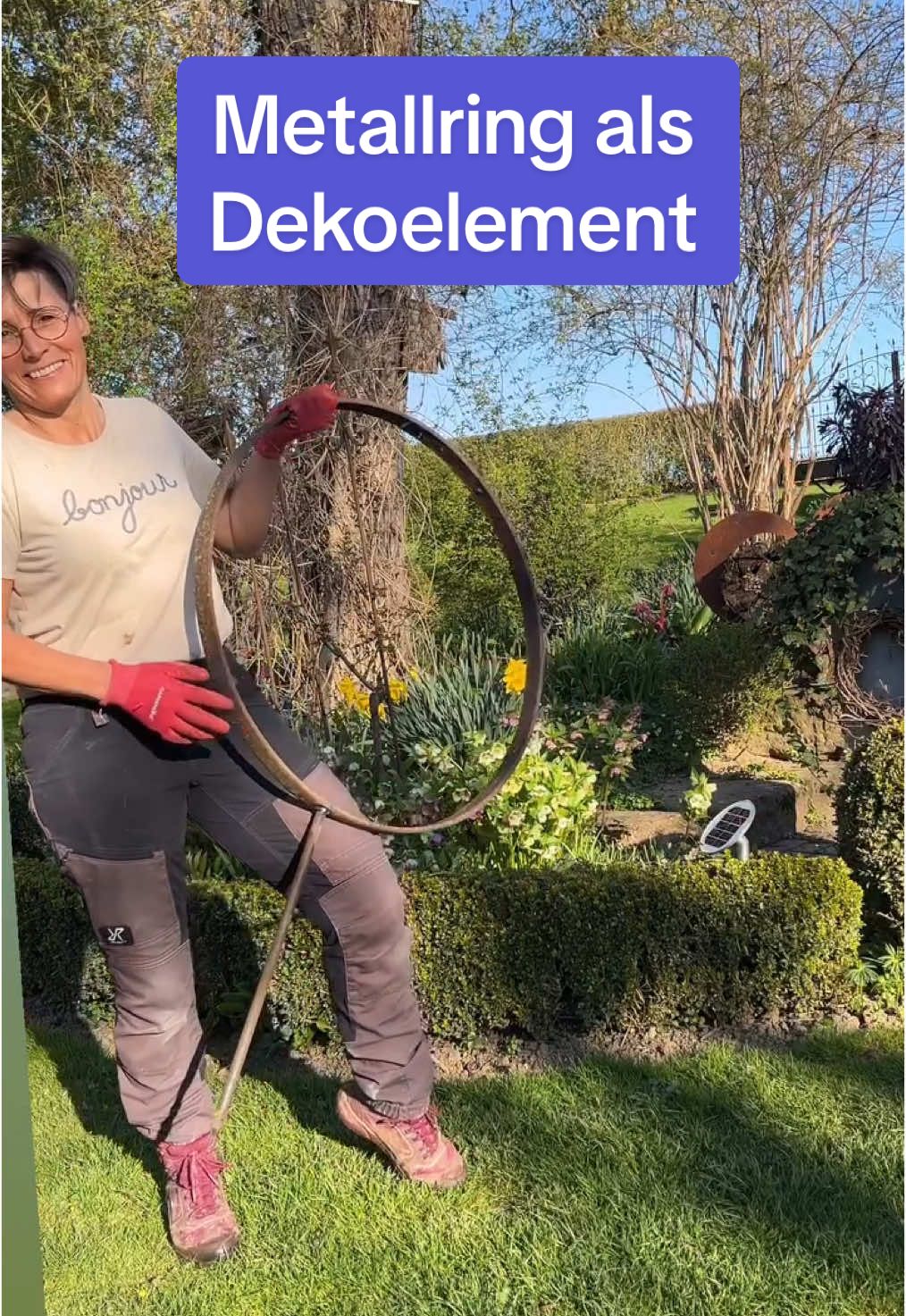SCHATTENBEET  MIT TOTHOLZ💚🌿 💚 Totholz im Garten kann als natürlicher Lebensraum für viele Tier- und Pflanzenarten genutzt werden, und es kann auch ein attraktives Gestaltungselement für den Garten sein. 💚 Totholz bietet Lebensraum für eine Vielzahl von Insekten, Käfern, Pilzen und anderen Kleinstlebewesen. 💚 achte darauf, dass das Totholz genügend Zeit zum Verrotten hat, um den Boden zu verbessern und den Lebensraum für Insekten zu schaffen 💚 Viele Wildbienenarten nutzen Totholz, insbesondere morsch gewordenes Holz, um ihre Nester zu bauen und ihre Brut zu entwickeln. Meine Pflanzenauswahl für den schattigen Bereich: 🌿 Funkien 🌿 Wurmfarn 🌿 Lenzrosen 🌿 Lerchensporn 🌿 Beinwell 🌿 Frauenmantel Liebe Gartengrüße  Eure Birgit 🧑‍🦰💕 Titel: Mostly Sunny Künstler: Global Genius Link: https://business.facebook.com/sound/collection/?sound_collection_tab=sound_tracks&asset_id=515732435459697&reference=artist_attr #totholz #schatten #schattenbeet #gartengestaltung #pflanzen #botanicalcreativity #naturgarten #kreativsein #gartentipps #pflanzen #gartendekoration #insekten