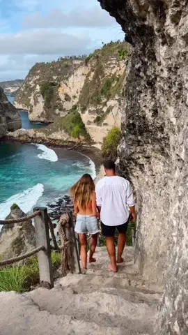 When life feels like a movie 🎥💎 📍 SAVE THIS REEL FOR THE BEST BEACH IN THE WORLD 😱 At the bottom of a sheer cliff on the most eastern part of Nusa Penida, you will find an untouched dreamlike paradise known as Diamond Beach. This has to be the one of the most Robinson Crusoe-like beaches in the world and offers its beauty in the most raw form, even the stairs to the bottom are only partially built, leaving you with rocks and ropes to descend down the second the second half of the cliff! Once at the bottom, you will find yourself in the middle of a long stretch of pristine white sand, countless rock pools and glistening silky blue water. We were so lucky to have this place all to ourselves! We’ve seen some pretty incredible beaches on our travels, but Diamond Beach is by far the most beautiful we have EVER seen! Huge shoutout to for taking us to these amazing places WITHOUT the crowds. If you plan to visit, we highly recommend them! 🙌 What’s the most beautiful beach you have seen? Jean shorts from #balidaily #baligasm #nusapenida #beachesnresorts #beautifulbeaches #bestbeaches #creativetravelcouples #speechlessplaces #explorebali #visitindonesia #indtravel #robinsoncrusoe #diamondbeach #bali #reels #viral