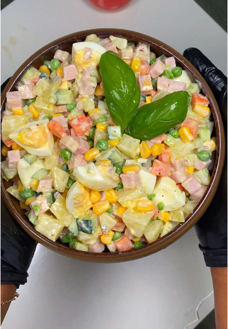 Une recette de salade rapide comme on les aime.  Découper les légumes  Patates 🥔  Carottes 🥕  Et les cuire ainsi que les petits pois 🫛 et les œufs 🥚  Dans un saladier tout mettre et ajouter la sauce vinaigrette composée de :  Fromage blanc  Mayonnaise   Moutarde  Ail  Huile d’olive   Sel  Poivre  Jus de cit  Filet d’eau  Melanger et servir  #salade #recette #recettesimple #bysacramento #tiktokcuisine 