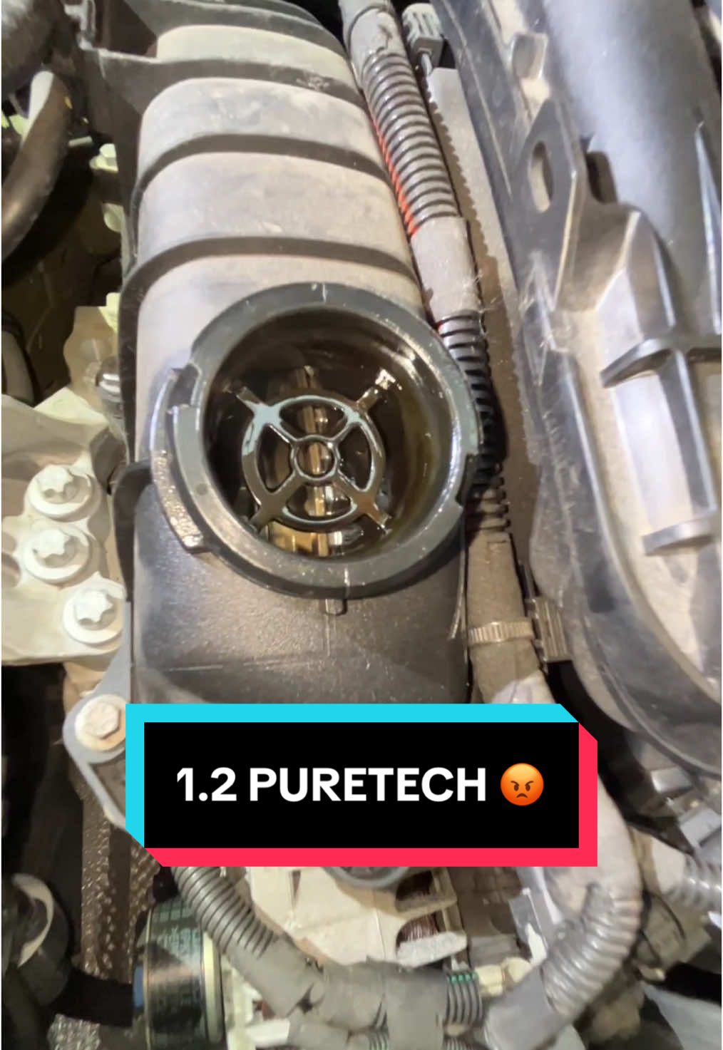 Il s’agit de l’un des nombreux soucis du moteur 1.2 PureTech installé chez Peugeot, Citroën, DS, Opel et Fiat depuis 2012. 🚘 #voiture  #automobile #garage #puretech 
