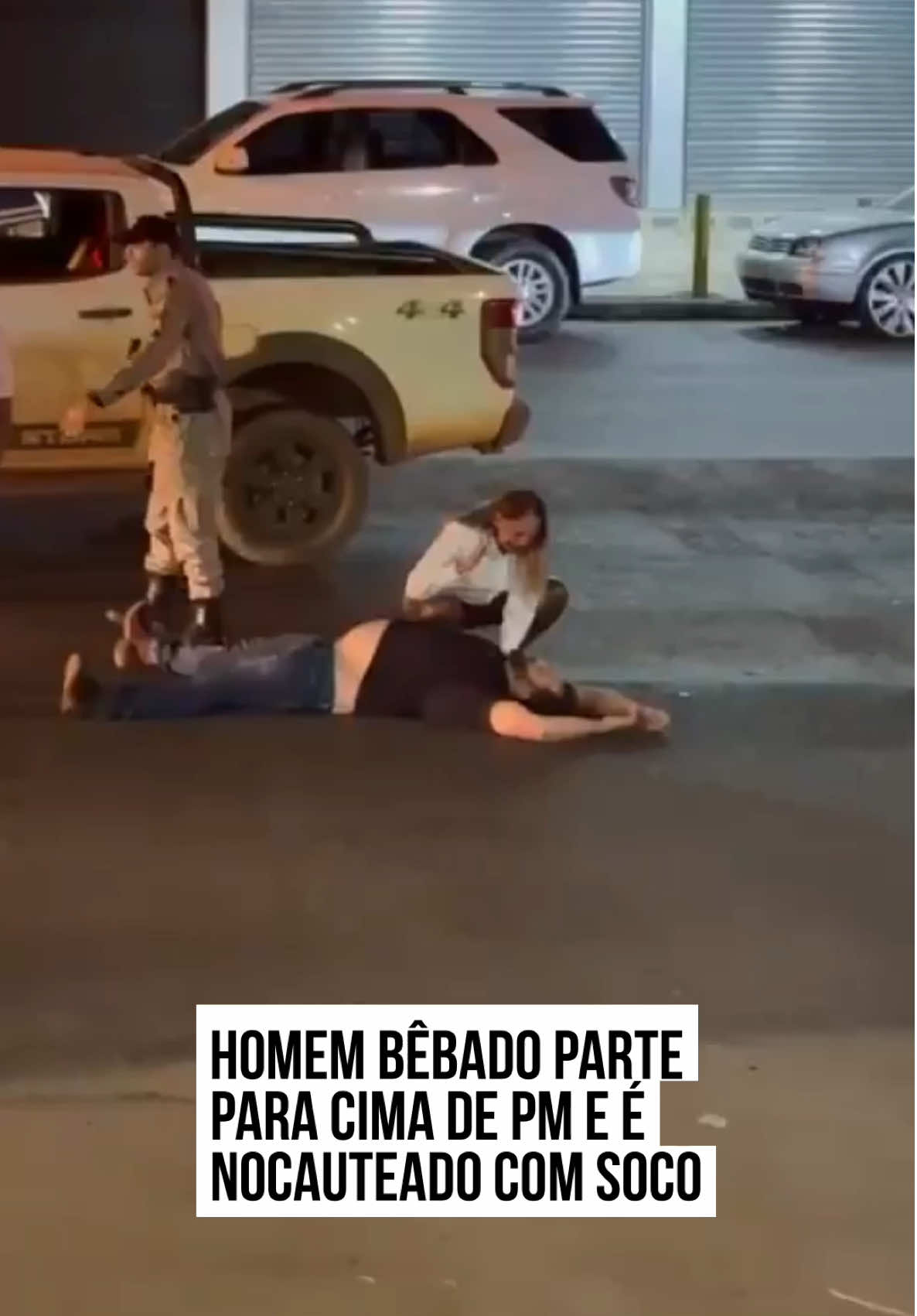 Um motorista foi nocauteado por um agente da #Polícia Militar de #Goiás (PMGO), após tentar partir para cima do policial durante uma abordagem. O caso aconteceu na noite de sexta-feira (23/5), no Setor Sudoeste, em #Goiânia. Segundo populares presentes no local, o homem atrapalhava o trânsito na região, em frente a um estabelecimento conhecido como Bar do Simprão, na capital goiana. Ele, ainda segundo testemunhas, apresentava sinais de embriaguez. A Polícia Militar foi acionada, mas ao tentar abordar o motorista, o mesmo partiu para cima de um dos policiais. O homem, contudo, foi contido com um soco e acabou nocauteado. Posteriormente, ele foi levado pela PM à Central de Flagrantes, e seu veículo foi apreendido. #TikTokNotícias