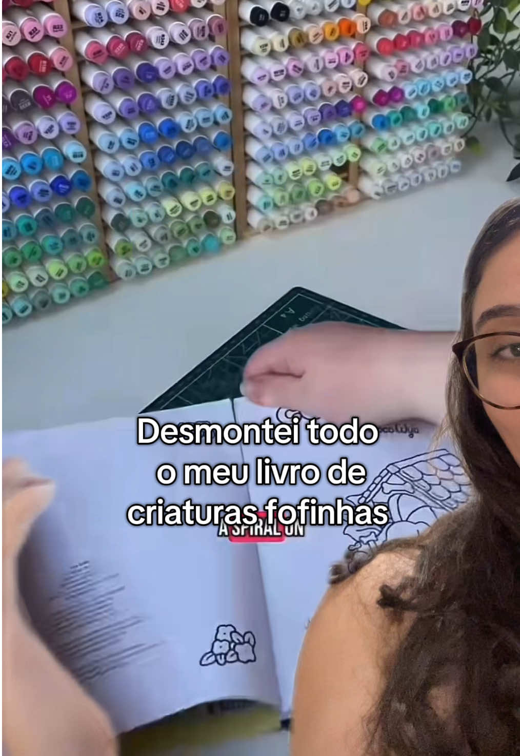 Um dos meus livros favoritos 🥲 #pintura #livrodecolorir #colorir #bobbiegoods #fpy #criaturasfofinhas #cozycutiescoloringbook #cocowyo #coloringbook 