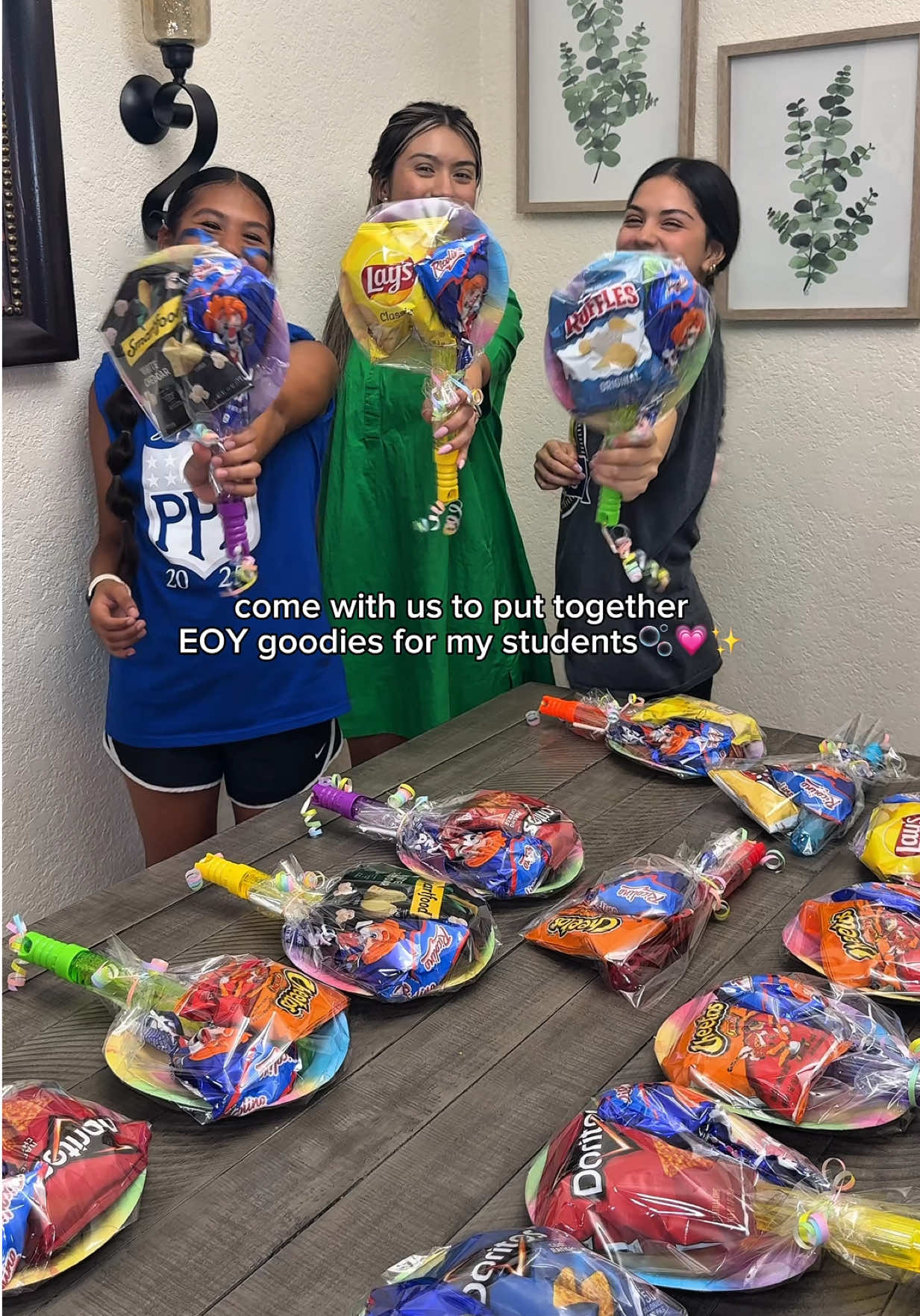 putting together end of year gifts for my students with my little sisters 🫶🏼 so thankful for them #endofschoolyear #teachersoftiktok #maestra #teacher #goodybags #dulceros #paletaspayaso #studentgifts #goodies stuff from @Amazon and @Walmart 