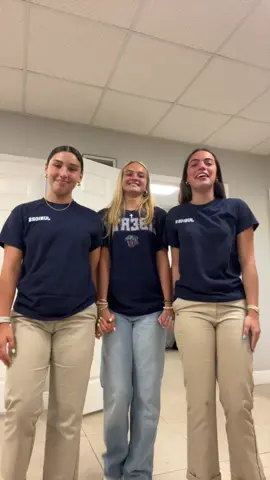 gonna miss my girls😭@ARI💝 #fypage #trending #senioryear #senior #graduating #2025 #graduation #bestfriend 