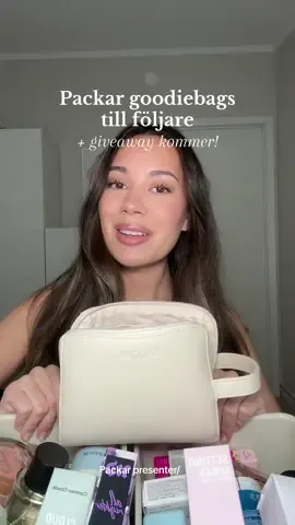 dags att skicka ut fler presenter/goodiebags till fina följare! önskar jag kunde skicka en sån här box till exakt alla er som följer men försöker att göra det så ofta jag kan ❣️ tack för att ni är så snälla mot mig! #goodiebag #packagoodiebag #packapresent #giveaway 