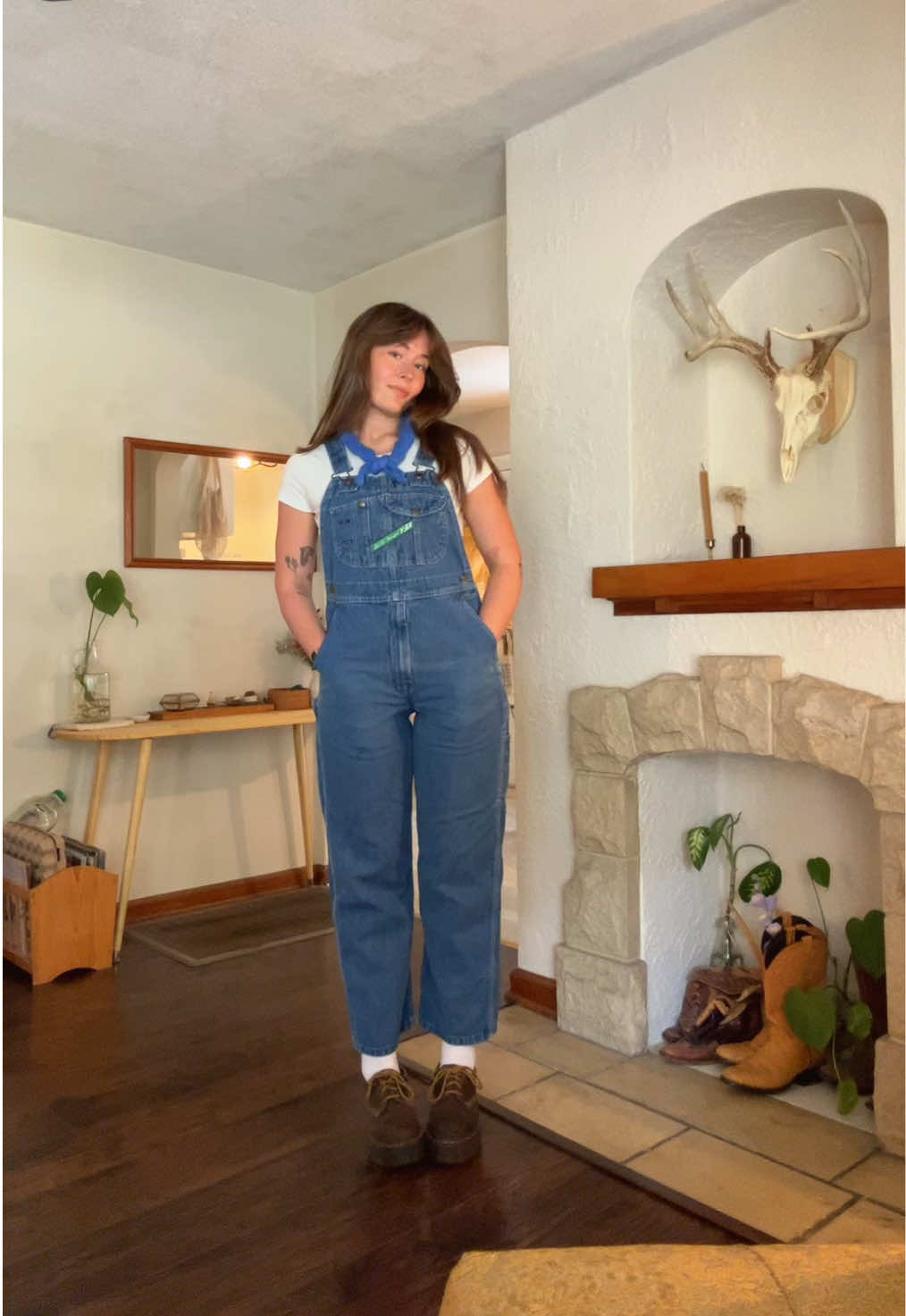 Next up on- how to style your overalls a million different ways- whipped out the knitted bandana my sister made me for Christmas! Feeling a good rich blue today clearly. #fyp #foryoupage #disisme #baristaoutfits #OOTD #baristalife #outfitinspo #drmartens #foryoupage 