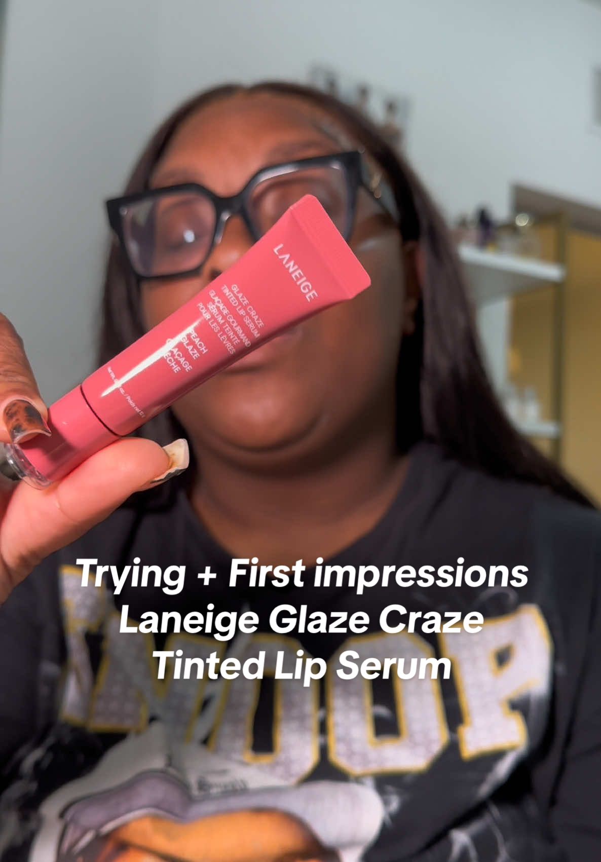 Saw so much people talking about it so I had to see what’s the hype #laneige #glazecrazelipserum #lipserum #lipbalm #blackgirlmakeup #glazecraze #juicylips 