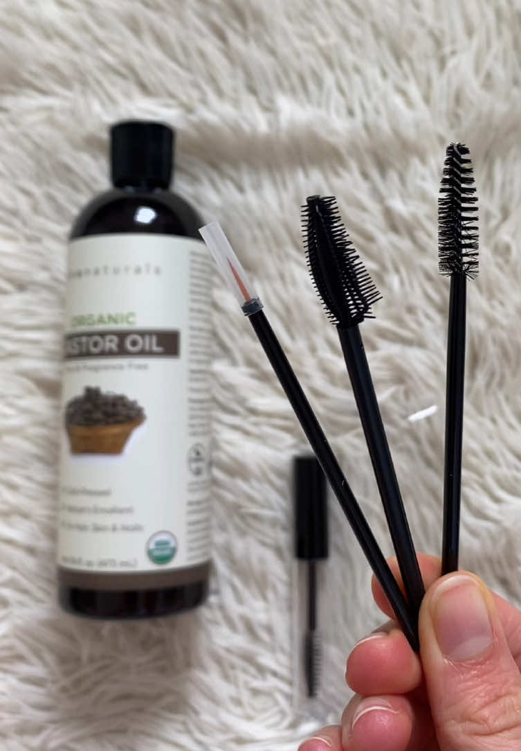 Cold Pressed Organic Castor Oil is so good for hair, skin, nails & more. I love how this one comes with the spoolies & a tiny brush for easy application #coldpressedcastoroil #organiccastoroil #castoroil #castoroilbenefit #castoroilbenefits #castoroilpack 