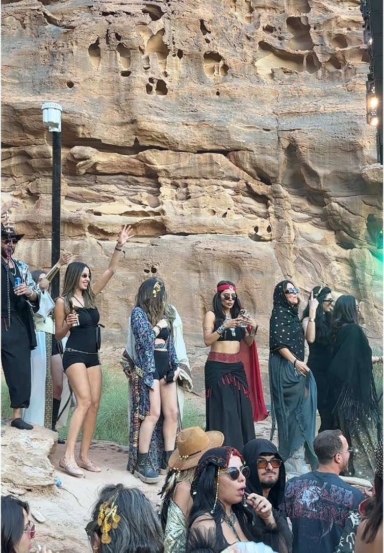 Sunrise in Jordan at the famous Petra & Wadi Rum for Medaina Festival 🇯🇴 #sunrise #sunrisemusic #jordan #desert #techhouse #deeptech #deeptech 