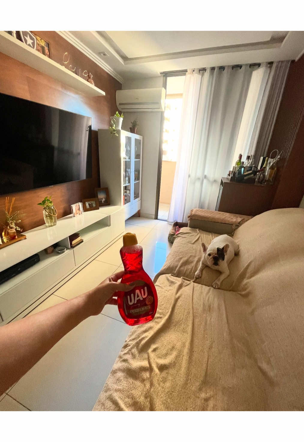 Oie amores! Nada como começar a semana com o ap limpinho e eu conto com a ajuda do Limpador Perfumado UAU Perfumes Flores Vermelhas @UAUIngleza • Limpador Perfumado UAU Perfumes Flores Vermelhas surpreende com seu perfume ousado e apaixonante para um ambiente sofisticado. E ai curtiu a dica !? A UAU arrasa! Uma ótima terça! #donadecasaquetrabalhafora #CapCut #Lifestyle #blogger #uauvizinhas #uauingleza #vizinhasuauingleza #niteroi #Motivacional #tiktok