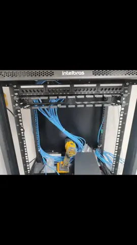 Transformando estrutura em organização! Confira o passo a passo da montagem do rack para cabeamento estruturado. Desde a organização dos cabos até o posicionamento dos equipamentos, cada detalhe faz a diferença para garantir eficiência, desempenho e um visual profissional. Ideal para quem valoriza um TI bem planejado! #InfraestruturaTI #CabeamentoEstruturado #RackMontado #Tecnologia #OrganizaçãoTI