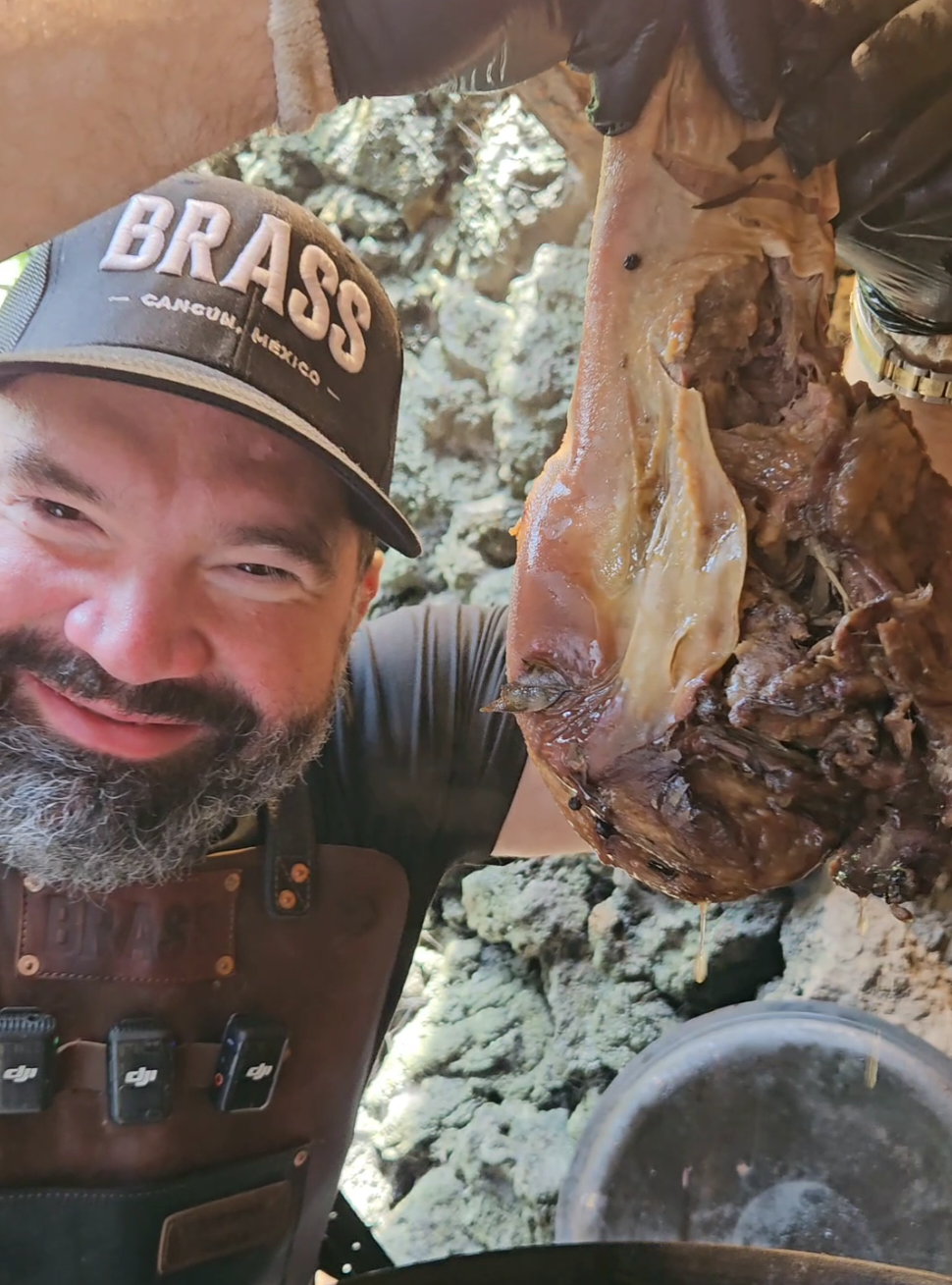 ¡Así se hace la verdadera barbacoa de lengua! Tradición que no muere en BRASS. @BRASS Cancún #caramelo #antoniogarza #simpleparrillero #paladardejabali #texmexgrill #brasscancun  #mexicanfood #texmexfood #barbacoa 